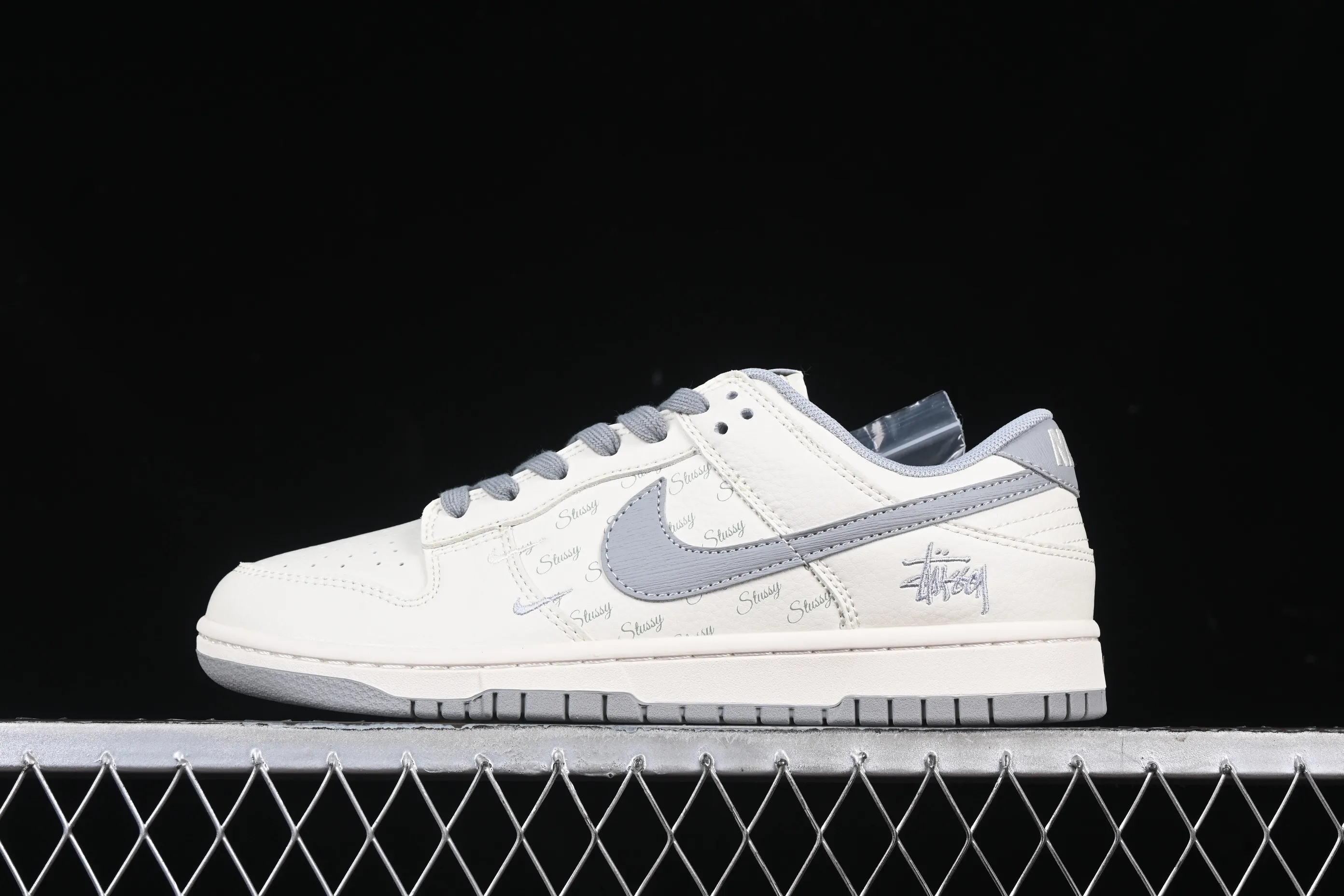 All categories Nk SB Dunk Series Nk SB Dunk Low High-end customized low-top sneakers Nk SB Dunk Low Stusi co-branded light gray brushed hook Anniversary high-end customized low-top casual sneakers XX2025-608